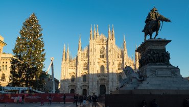 Sky allestisce un maestoso albero di Natale in Piazza Duomo